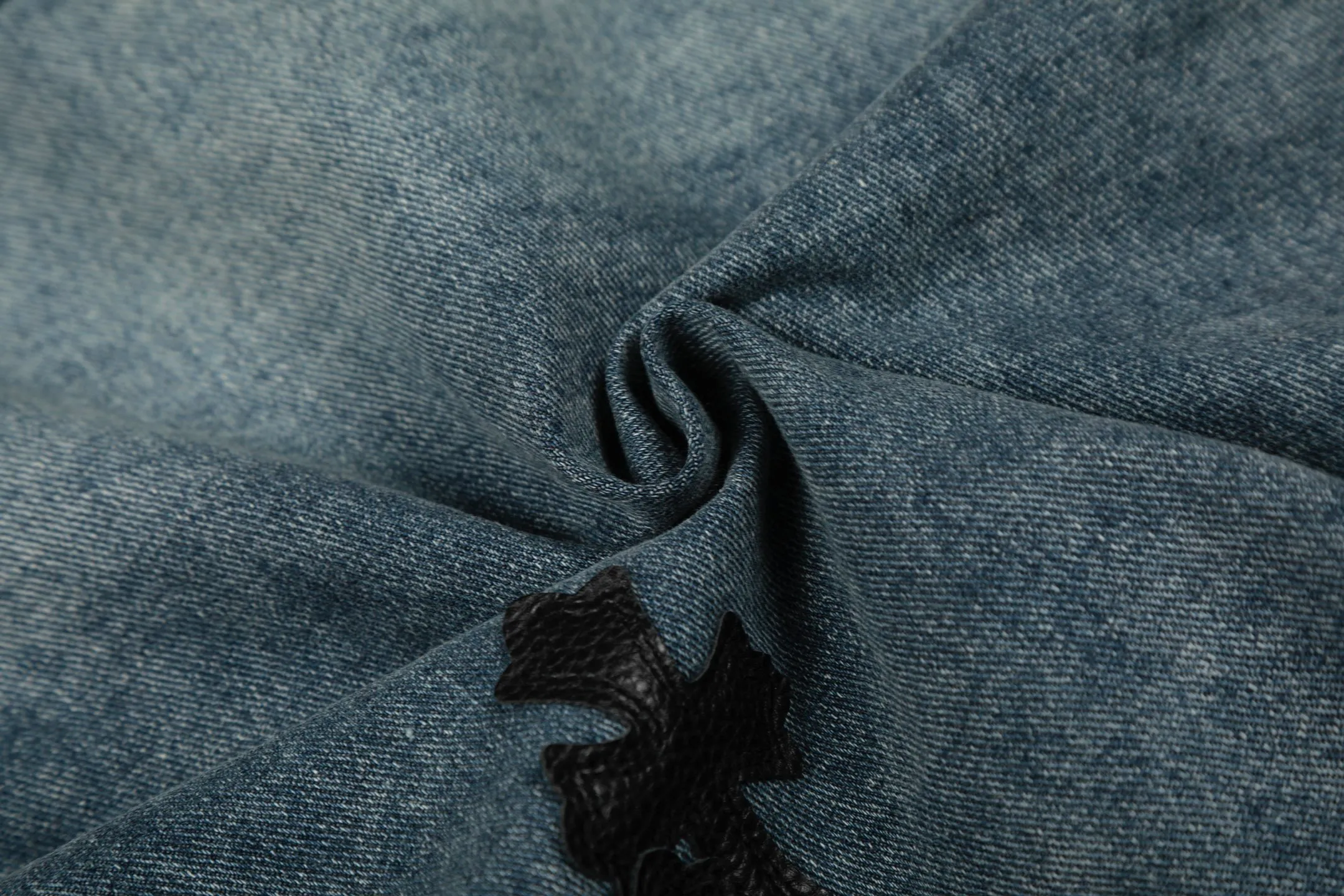 P270 💰 Chrome Hearts Chrome Hearts leather cross patch color leather embroidered shirt denim jacket OS version can be worn by both men and women! The fabric is made of twill gauze cotton fabric! The texture is clear and smooth, not easy to wrinkle or fade! The embroidery process is complex and repetitive. There are more than 20 leather labels. It takes 6 repeated embroidery steps to complete the back body. The requirements for the embroidery machine are very strict, and the distance is 45 cm! It won’t work if the spacing is too big, and it won’t work if it’s too small! We make clothes with care, and every detail must be restored one to one! The hardware is all carved and cast, and they are all genuine from the original factory! This piece of clothing consumes a lot of material, with more than 3 meters of material used for one piece of clothing! After the garment is made, it needs to be fixed at high temperature, washed at a water temperature of more than 70 degrees, and softened by adding softener to make the upper body softer and smoother! There is a flap on the sleeve that can be stored into short sleeves! Adapt it to that understanding Color: Blue Size: S-M-L-XL